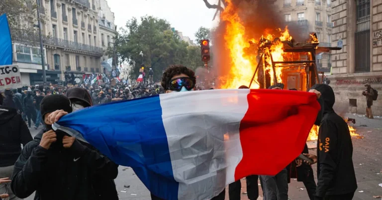 Macron, discurs către națiune după protestele violente din Franța. Primul deces Macron, discurs către națiune după protestele violente din Franța. Primul deces