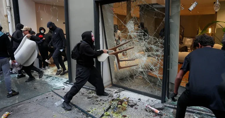 Macron interzice protestele violente. Măsuri drastice înaintea manifestațiilor Macron interzice protestele violente. Măsuri drastice înaintea manifestațiilor