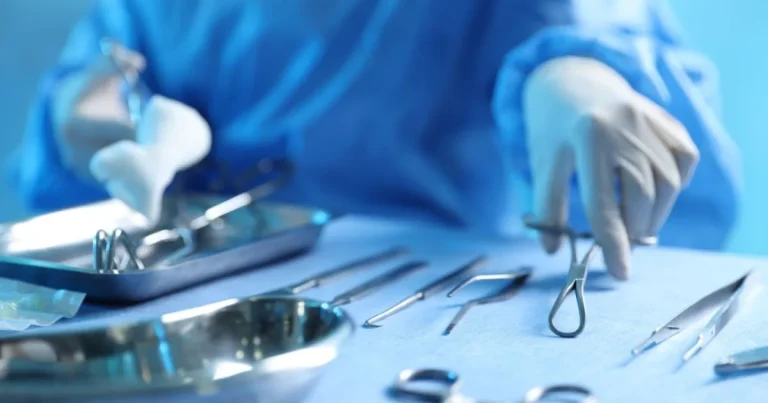 Medicii i-au amputat piciorul greșit. Peste patru luni, a pierdut și celălalt picior Medicii i-au amputat piciorul greșit. Peste patru luni, a pierdut și celălalt picior