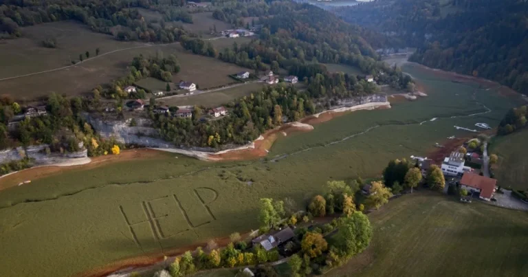 Mesaje de „SOS” și „Ajutor”, apărute pe albia unui lac secat la granița franco-elvețiană Mesaje de „SOS” și „Ajutor”, apărute pe albia unui lac secat la granița franco-elvețiană