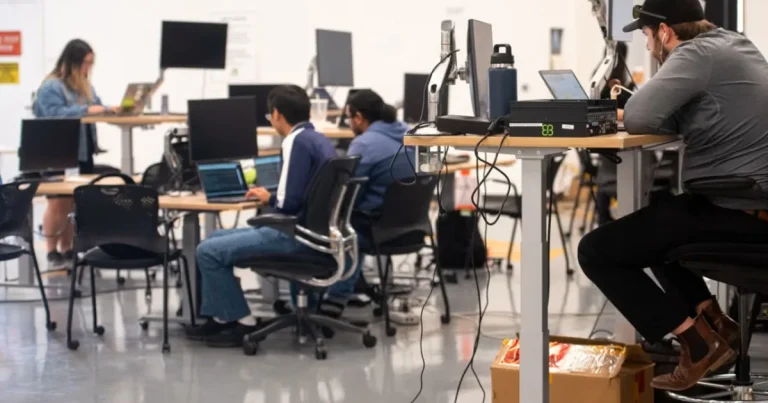Microsoft oferă plecări voluntare la 60.000 de angajați. Ce posturi sunt vizate Microsoft oferă plecări voluntare la 60.000 de angajați. Ce posturi sunt vizate