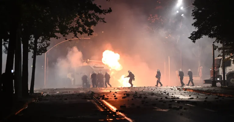 Mii de persoane au protestat la Tirana împotriva corupţiei şi a premierului Edi Rama Mii de persoane au protestat la Tirana împotriva corupţiei şi a premierului Edi Rama