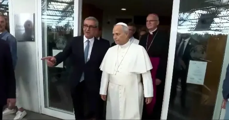 Papa Leon a fost externat după operația la plămân. Ce urmează pentru Suveranul Pontif Papa Leon a fost externat după operația la plămân. Ce urmează pentru Suveranul Pontif