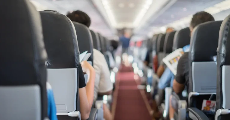 Parlamentul European aprobă reguli noi pentru rambursarea biletelor de avion