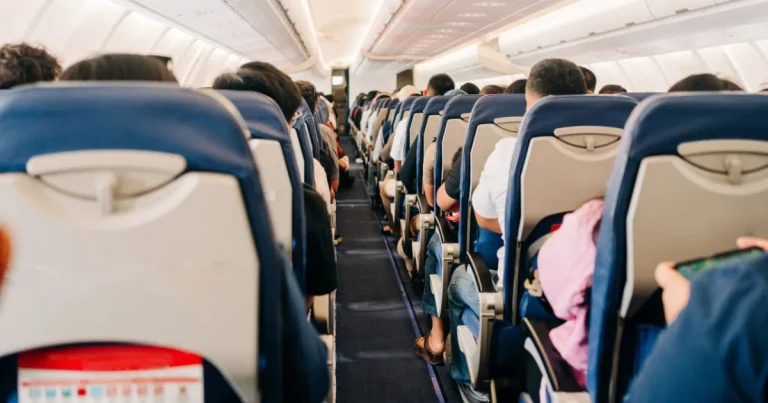 Pasager arestat după amenințări teroriste pe un zbor United Airlines Pasager arestat după amenințări teroriste pe un zbor United Airlines