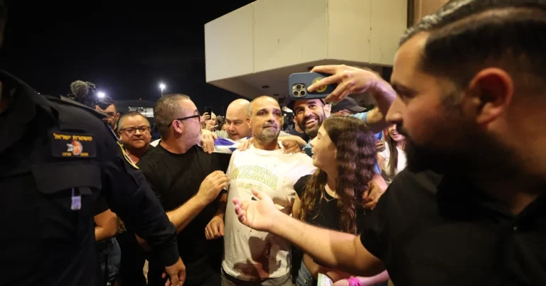Patru israelieni care au salvat zborul Flydubai, propuși pentru înalte distincții civile Patru israelieni care au salvat zborul Flydubai, propuși pentru înalte distincții civile
