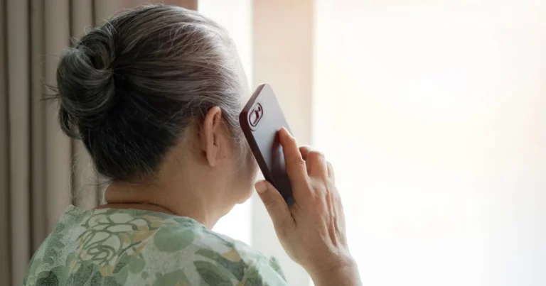 Pensionară din UK păcălită de un „iubit” AI: a trimis 165.000 de euro Pensionară din UK păcălită de un „iubit” AI: a trimis 165.000 de euro