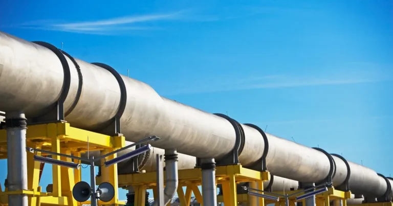 Petrolul se scumpește după atacurile asupra Arabiei Saudite. Ce efecte vor resimți românii