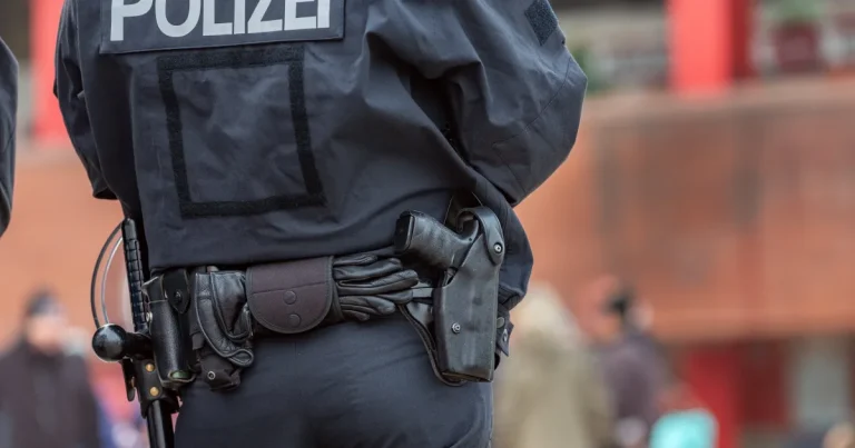 Poliția a tras într-o mașină care a intrat în oameni; suspecții au fugit