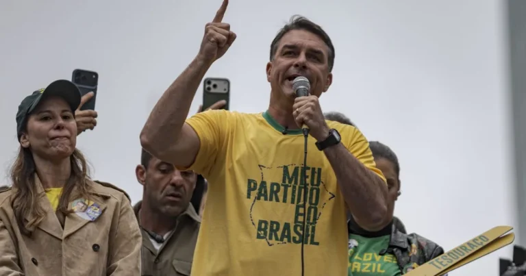 Poliția braziliană i-a anulat pașapoartele lui Flávio Bolsonaro. Cercetat pentru corupție