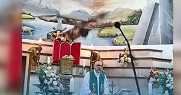 Preot mort în slujbă, după ce o cruce uriașă a căzut peste el. Momentul, transmis live Preot mort în slujbă, după ce o cruce uriașă a căzut peste el. Momentul, transmis live
