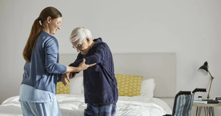 Preotul român care a adus 13 turiști din Italia să descopere România badantelor Preotul român care a adus 13 turiști din Italia să descopere România badantelor