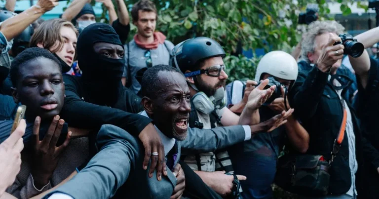 Primar francez, scut pentru liceeni la protestele violente din Paris Primar francez, scut pentru liceeni la protestele violente din Paris