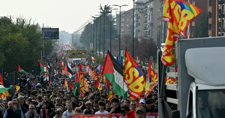 Protest în Torino față de scumpiri. Mii de oameni au adus bălegar la primărie. FOTO
