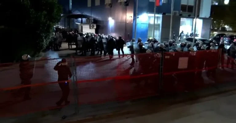 Protestatarii au luat cu asalt sediul unui post TV loial lui Vucic