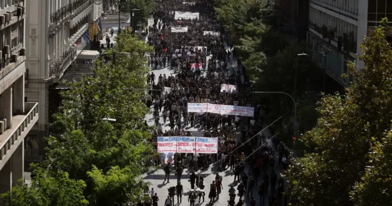 Proteste masive în Grecia: 10.000 de elevi și profesori cer bani pentru școli Proteste masive în Grecia: 10.000 de elevi și profesori cer bani pentru școli