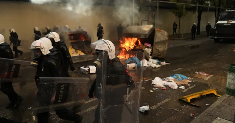 Proteste violente în Franța: ciocniri și incendieri. Peste 1.300 de rețineri Proteste violente în Franța: ciocniri și incendieri. Peste 1.300 de rețineri