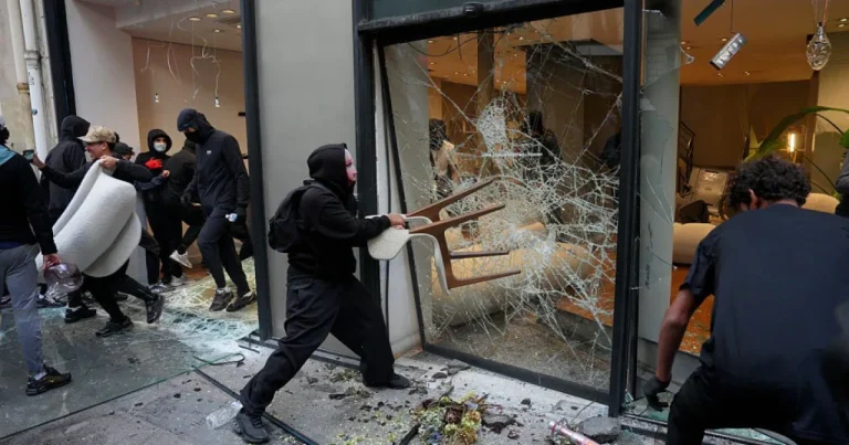 Proteste violente în Franța, cu jafuri. Rolexuri și genți de lux, arătate pe TikTok