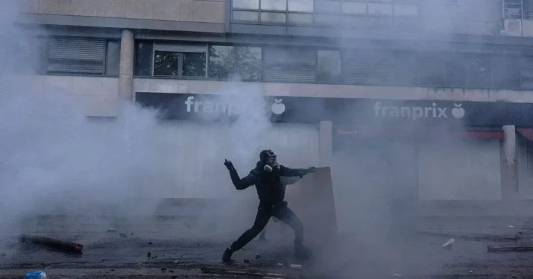 Proteste violente în Franța, Italia și Albania. 1000 de rețineri în Franța, 500 în Italia Proteste violente în Franța, Italia și Albania. 1000 de rețineri în Franța, 500 în Italia