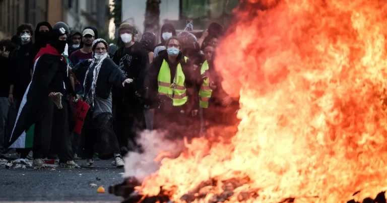 Proteste violente în Franța: un mort și sute de arestați Proteste violente în Franța: un mort și sute de arestați