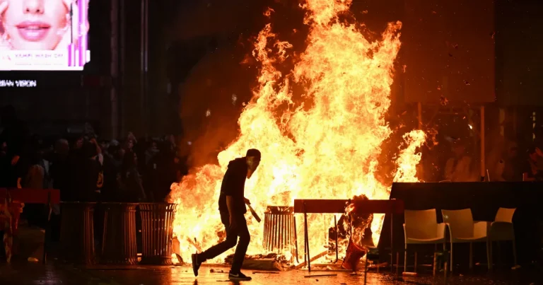 Proteste violente la Milano: marșul anti-scumpiri, zeci de răniți și gaze lacrimogene Proteste violente la Milano: marșul anti-scumpiri, zeci de răniți și gaze lacrimogene