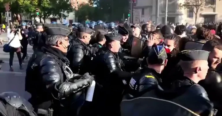 Protestele continuă în Franța: 450.000 de oameni în stradă, în peste 30 de orașe Protestele continuă în Franța: 450.000 de oameni în stradă, în peste 30 de orașe