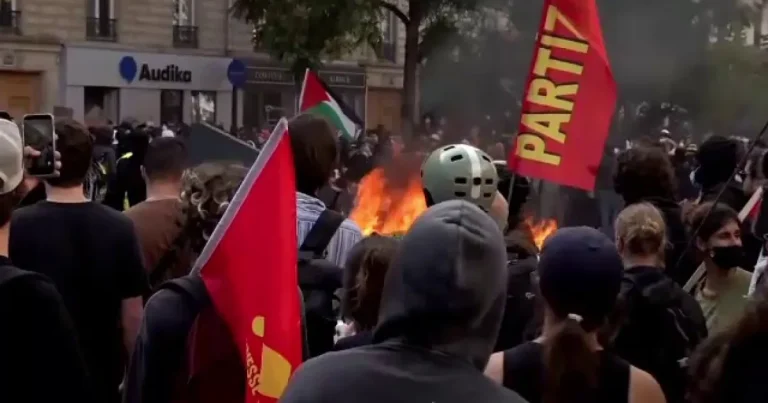 Protestele continuă în Franța. 62% dintre francezi susțin liceenii Protestele continuă în Franța. 62% dintre francezi susțin liceenii