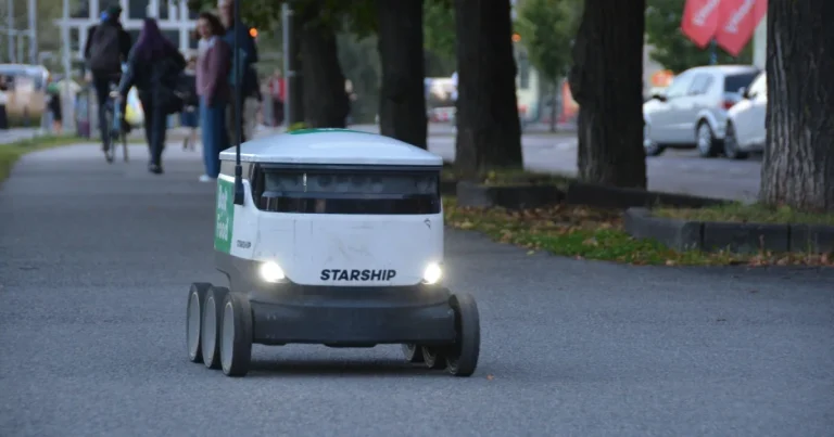 Robot de livrări implicat într-un accident cu autobuz în Estonia; nouă răniți Robot de livrări implicat într-un accident cu autobuz în Estonia; nouă răniți