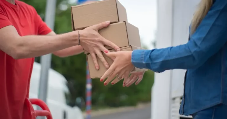Salariile curierilor în 2026. Cât cresc veniturile de Black Friday și sărbători