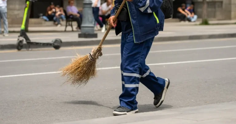 Salariul unui măturător stradal în Germania poate ajunge la 40.000 de euro anual