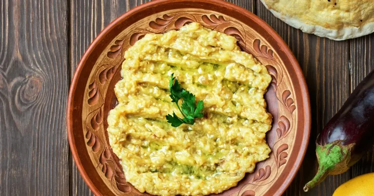 Salată de vinete dietetică. Trucul simplu care o face cremoasă, fără mult ulei Salată de vinete dietetică. Trucul simplu care o face cremoasă, fără mult ulei