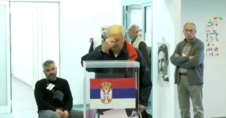 Serbia: cozi uriașe la urne, confruntare strânsă între partidul lui Vucic și studenți