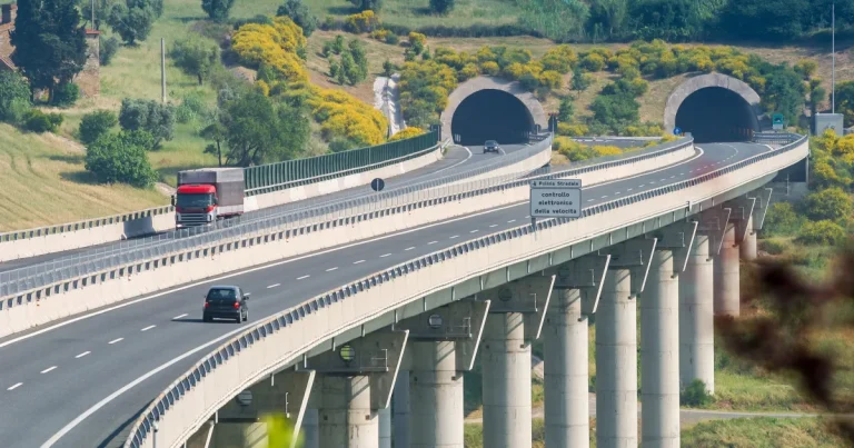 Șoferii cu sub 100 km/h pe banda de depășire, amendați în Italia Șoferii cu sub 100 km/h pe banda de depășire, amendați în Italia