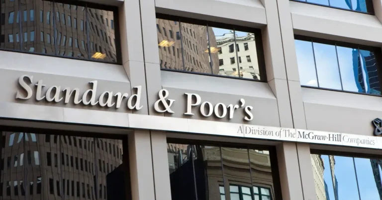 S&P anunță azi ratingul suveran al României. Ce implică o cădere în categoria junk