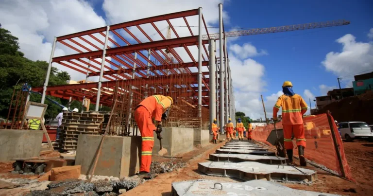Spania caută 700.000 de muncitori în construcții. Salarii de peste 30.000 euro pe an Spania caută 700.000 de muncitori în construcții. Salarii de peste 30.000 euro pe an