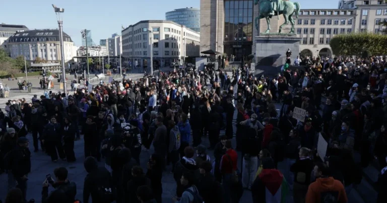 Studenții protestează violent la Bruxelles față de reformele educației Studenții protestează violent la Bruxelles față de reformele educației