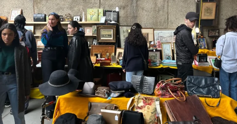 Tânără din New York a găsit patru plicuri roșii sigilate în geanta cumpărată din târg Tânără din New York a găsit patru plicuri roșii sigilate în geanta cumpărată din târg