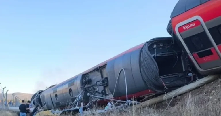Tragedie feroviară în Spania: posibilă eroare umană, vagoanele deraiate au luat foc