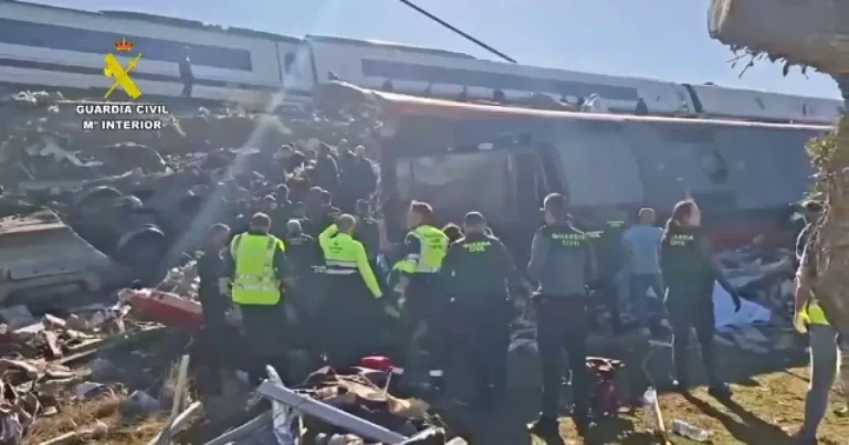 Tragedie feroviară în Spania. Românii își caută disperați apropiații Tragedie feroviară în Spania. Românii își caută disperați apropiații