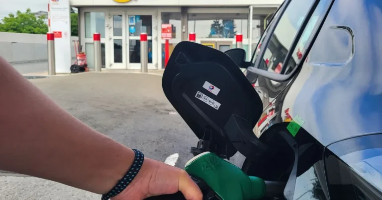 Trei țări deblochează motorină pentru Franța: „Nu ne va lipsi la iarnă” Trei țări deblochează motorină pentru Franța: „Nu ne va lipsi la iarnă”