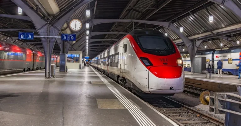Tren german întârziat 13 minute, blocat la intrarea în gara Zürich. Ce spune autoritatea Tren german întârziat 13 minute, blocat la intrarea în gara Zürich. Ce spune autoritatea