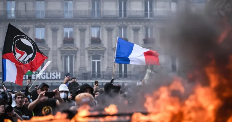 Trump dă vina pe migranți: „Franța arde. Închideți granițele”