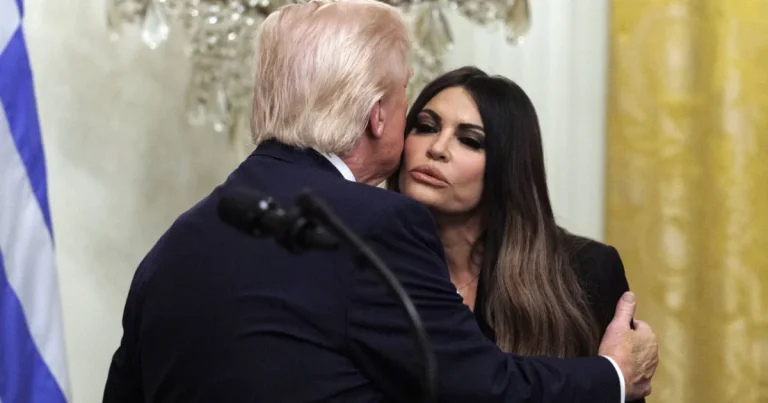 Trump, nemulțumit de ambasadoarea care a spus că SUA au dat jos Guvernul Bolojan Trump, nemulțumit de ambasadoarea care a spus că SUA au dat jos Guvernul Bolojan