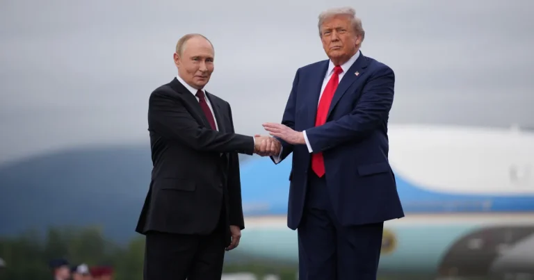 Trump și Putin bat palma pentru motorină. SUA ridică sancțiuni Rusiei Trump și Putin bat palma pentru motorină. SUA ridică sancțiuni Rusiei