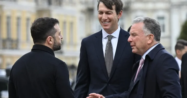 Ucraina discută din nou cu emisarii lui Trump în SUA pentru pace. Ce așteaptă Zelenski Ucraina discută din nou cu emisarii lui Trump în SUA pentru pace. Ce așteaptă Zelenski