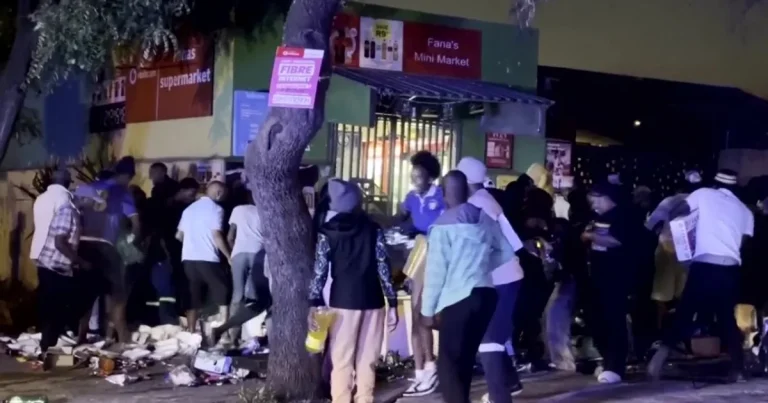 VIDEO. Val de violențe în Africa de Sud. Magazine jefuite și mașini incendiate VIDEO. Val de violențe în Africa de Sud. Magazine jefuite și mașini incendiate