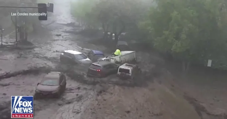 Viituri de apă și noroi în Chile, după ploi torențiale. Străzi și case inundate Viituri de apă și noroi în Chile, după ploi torențiale. Străzi și case inundate