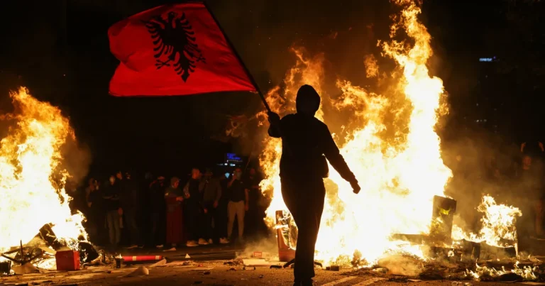 Violențe în Albania. Edi Rama: protestatarii au încălcat „linia roșie” Violențe în Albania. Edi Rama: protestatarii au încălcat „linia roșie”