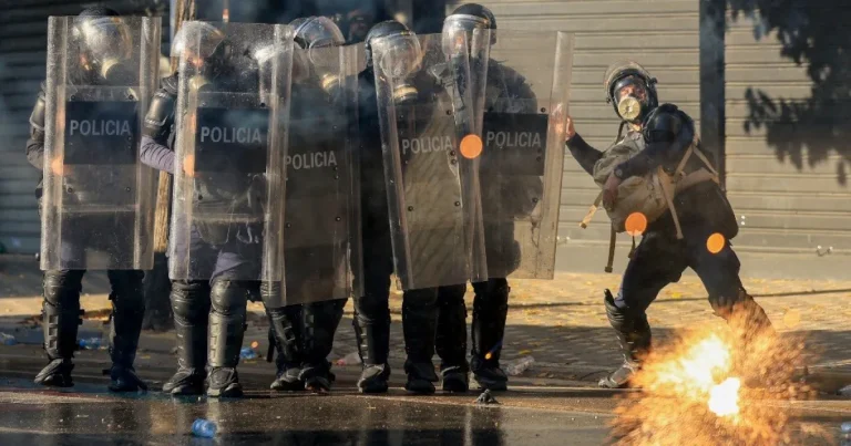 Violențe între deputați în Parlamentul Albaniei, în timp ce protestele continuă la Tirana Violențe între deputați în Parlamentul Albaniei, în timp ce protestele continuă la Tirana