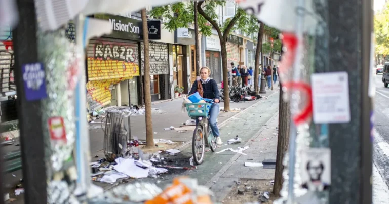 Violențele din Franța: 200 de bănci și 2.000 de magazine afectate Violențele din Franța: 200 de bănci și 2.000 de magazine afectate